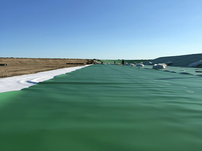 POSA IN OPERA GEOMEMBRANE IN HDPE VERDI UV STABILIZZATE PER LAGONE | AGM Green S.r.l.
